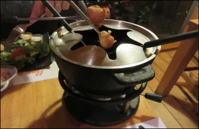 Parmi ces fondues, laquelle n'est pas à base de fromage ?