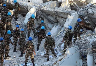 Quel est un des objectifs des missions des Casques bleus ?