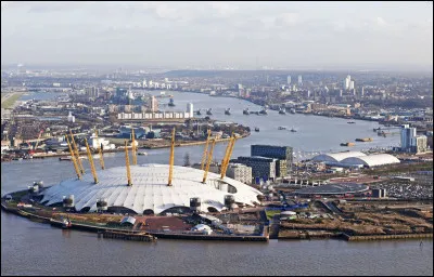 Quel dôme en verre et acier célèbre de Londres est devenu emblématique pour ses illuminations de Noël après avoir été inauguré en 2000 ?