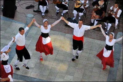 Les danses traditionnelles font partie des célébrations de Noël dans de nombreux pays. Comment appelle-t-on la danse typique exécutée en cercle lors des fêtes en Catalogne ?