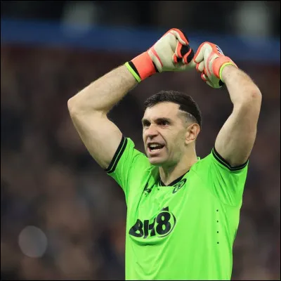 De quelle nationalité est Emiliano Martínez, champion du monde en 2022 ?