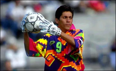 En plus de jouer parfois au poste d'attaquant, quelle était l'autre particularité du gardien mexicain Jorge Campos ?
