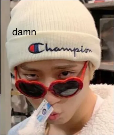 Et enfin, veux-tu qu'il regarde la caméra ou pas ?