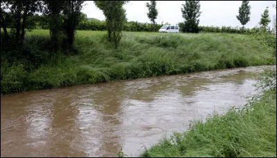Quelle est cette rivière, longue de 127 km, qui prend sa source au Luxembourg puis traverse vers l'ouest le nord du département pour rejoindre la Meuse ?