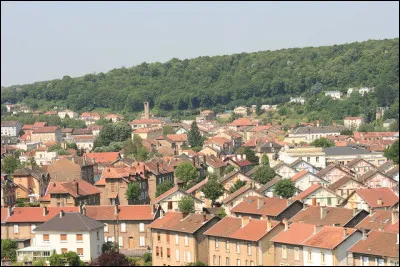 Quelle est cette ville de 6 000 habitants de la vallée de l'Orne, important centre sidérurgique jusqu'à la fermeture des hauts-fourneaux en 1989 ?