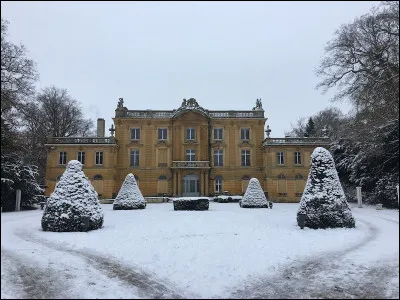 Quelle est cette ville de 8 100 habitants, située au confluent de l'Yvron et de l'Orne, qui était l'un des principaux centres du bassin de minerai de fer ?