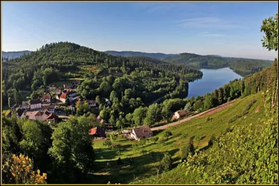 Quelle est ce village, situé à l'extrémité est du département, petit centre touristique sur les premiers contreforts des Vosges ?