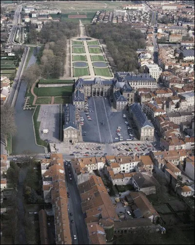 Quelle est cette ville de 17 500 habitants, sous-préfecture, connue pour son château qualifié de "Versailles lorrain" ?