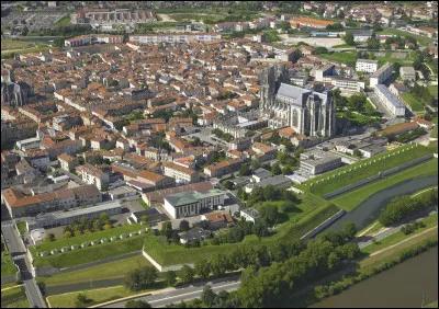 Quelle est cette autre sous-préfecture, ville de 15 800 habitants, située dans une boucle de la Moselle et dominée par sa cathédrale Saint-Etienne ?