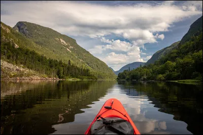La rivière Bonjour est un cours d'eau situé sur la péninsule gaspésienne. Où sommes-nous ?