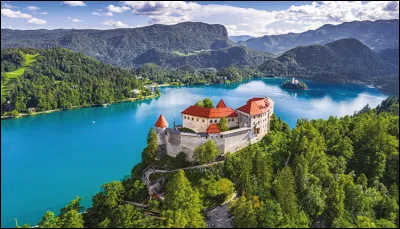 Quel pays possède une frontière avec l'Italie, l'Autriche, la Hongrie et la Croatie ?