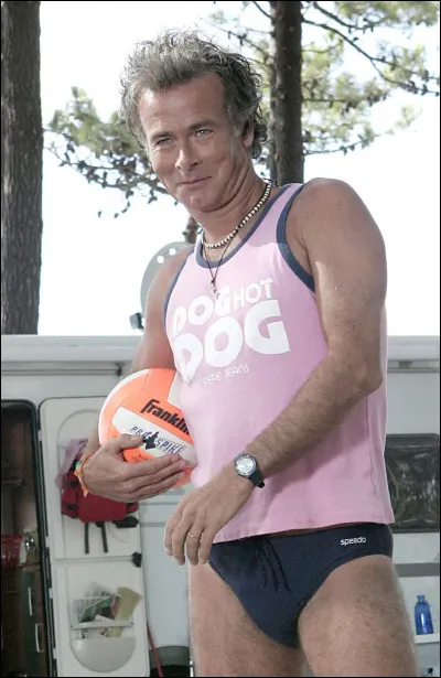 Complétez cette célèbre réplique de Patrick Chirac "Chassez le naturiste, il revient...".