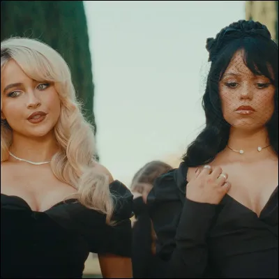 Dans lequel des clips officiels de lalbum voit-on Sabrina Carpenter accompagnée de Jenna Ortega ?
