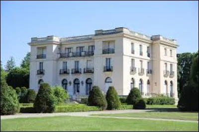 Voici le château de Sept-Saulx. Commune de l'aire d'attraction Rémoise, elle se situe en région ...