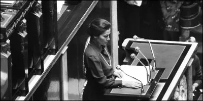 En décembre une loi est votée. Elle est portée par la ministre de la santé, madame Simone Veil et les débats sont houleux. Sur quoi porte ce texte ?