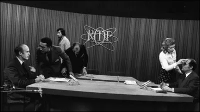 Des élections éclair se tiennent les 5 et 19 mai en France. Après le dépouillement des bulletins et le comptage des voix, qui accède à lÉlysée ?