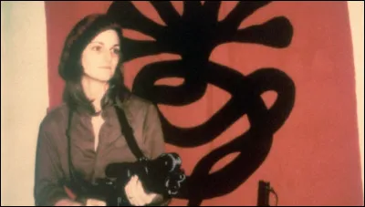 En février, cette petite fille dun magnat de la presse est enlevée par lArmée de libération symbionaise. En dehors de la réputation de sa famille, cest un braquage commis par ce groupe et auquel elle participe qui marque cette affaire. Comment se nomme-t-elle ?