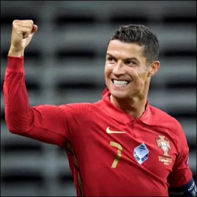 Qui est cette célébrité dont les initiales sont C.R., footballeur portugais, le plus célèbre et le plus médiatique des footballeurs du monde ?