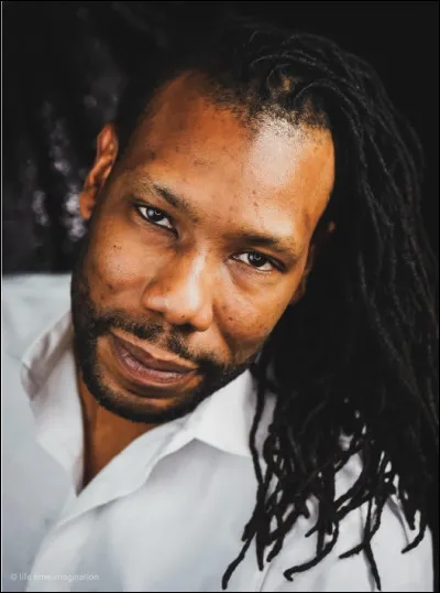 Qui est cette célébrité dont les initiales sont C.X.,producteur de musique électronique américain ?