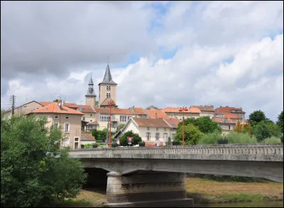 Quel est ce bourg situé dans la vallée de la Seille à mi-chemin entre Nancy et Metz ?