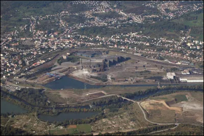 Quelle est cette ville de 6 600 habitants, centre de l'industrie de l'acier, située au sud de Nancy sur les rives de la Moselle ?