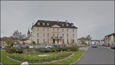 Quelle est cette ville de 6 500 habitants, située dans la banlieue nord de Nancy, connue pour son importante brasserie de bière ?