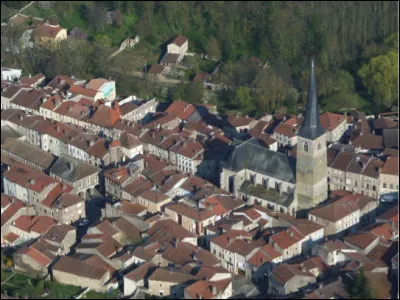 Quel est ce bourg, situé à une trentaine de kilomètres au sud de Nancy, petite capitale du pays du Saintois ?