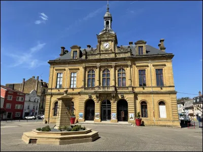 Quelle est cette petite ville de 5 000 habitants située à la frontière belge dans la vallée de la Chiers ?