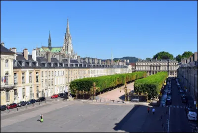 Quelle est cette autre place nancéenne, plus grande que la précédente dont elle est séparée par l'arc Héré ?