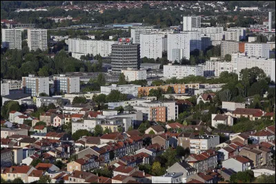 Quelle est cette ville de près de 30 000 habitants, la deuxième du département par le nombre d'habitants, située dans la banlieue sud de Nancy ?