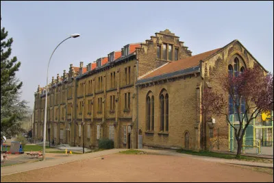 Quelle est cette ville de 6 200 habitants de la vallée de l'Orne, ancien grand centre sidérurgique ?