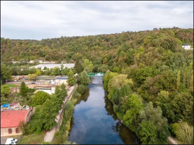 Quelle est cette rivière longue de 85,8 km, qui prend sa source à 320 m d'altitude dans les Côtes de Meuse puis coule vers l'est, dont la vallée a vu l'installation de nombreuses usines sidérurgiques au XIXe siècle ?