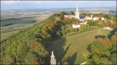 Quel est ce site du sud du département, butte-témoin qui culmine à une altitude de 540 mètres et sur laquelle a été édifiée une basilique ?