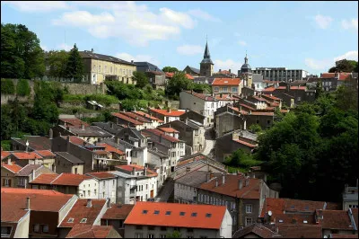 Quelle est cette petite ville de 5 700 habitants, sous-préfecture du nord du département, appartenant à une agglomération de plusieurs villes minières et sidérurgiques ?