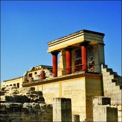 Quel plat, qui était apparemment déjà consommé dans la Crête antique, implique un décalottage et des mouillettes ?