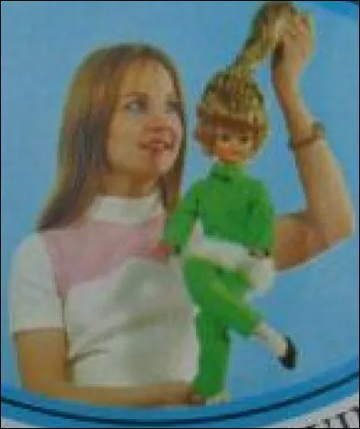 Sur cette photo vous pouvez voir Delphine Desyeux avec une poupée Bella, mais comment s'appelle cette poupée ?