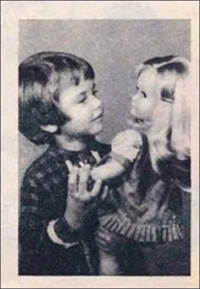 Nathalie est très bavarde, et sa nouvelle poupée aussi. Elle s'appelle :