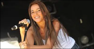 Quel mot est le titre d'une chanson de Nâdiya ?