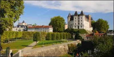 Quelle ville est la préfecture du département des Pyrénées-Atlantiques ?