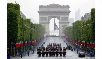 Pendant 28 ans, le 8 mai a cessé d'être un jour férié en France. Quel ancien président de la République française a demandé son rétablissement en 1981 ?