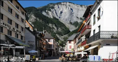 Quelle est cette petite ville de 3 000 habitants, située au coeur des massifs montagneux, dans la vallée de la Romanche ?
