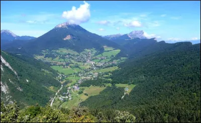 Quel est cet autre massif montagneux bordé par la vallée de l'Isère au nord de Grenoble ?