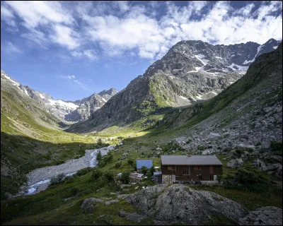 Quel est ce massif du sud est du département, situé au sud de la vallée de la Romanche et culminant à 3983 m à la Meije ?