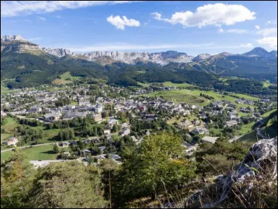 Quelle est cette petite ville de 4 300 habitants, la principale du massif du Vercors ?