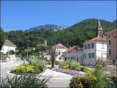 Quelle est cette ville de 9 700 habitants qui a donné son nom à une cluse séparant les massifs de la Chartreuse et du Vercors et empruntée par l'Isère ?
