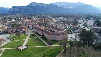Quelle est cette ville de 7 500 habitants, située au débouché de la cluse précédente, en bordure de la basse vallée de l'Isère ?
