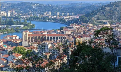 Quelle est cette ville de 31 000 habitants, sous-préfecture, située sur le Rhône ?