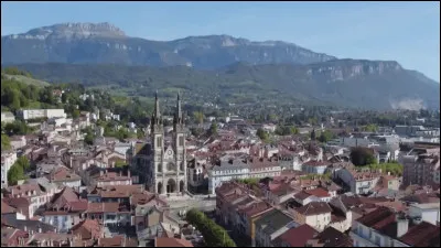 Quelle est cette ville de 20 000 habitants, située au pied du massif de la Chartreuse ?