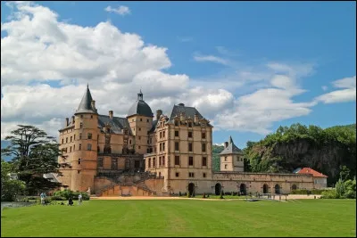 Quelle est cette petite ville de 7 200 habitants, située au sud de Grenoble, connue pour son château dans lequel s'est tenue en 1788 la réunion des États généraux du Dauphiné et qui est aujourd'hui musée de la Révolution française ?