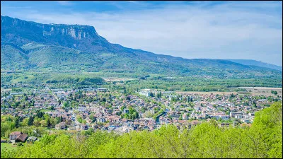 Quelle est cette ville de 7 000 habitants, située dans le nord est du département au confluent de l'Isère et de la Bréda ?